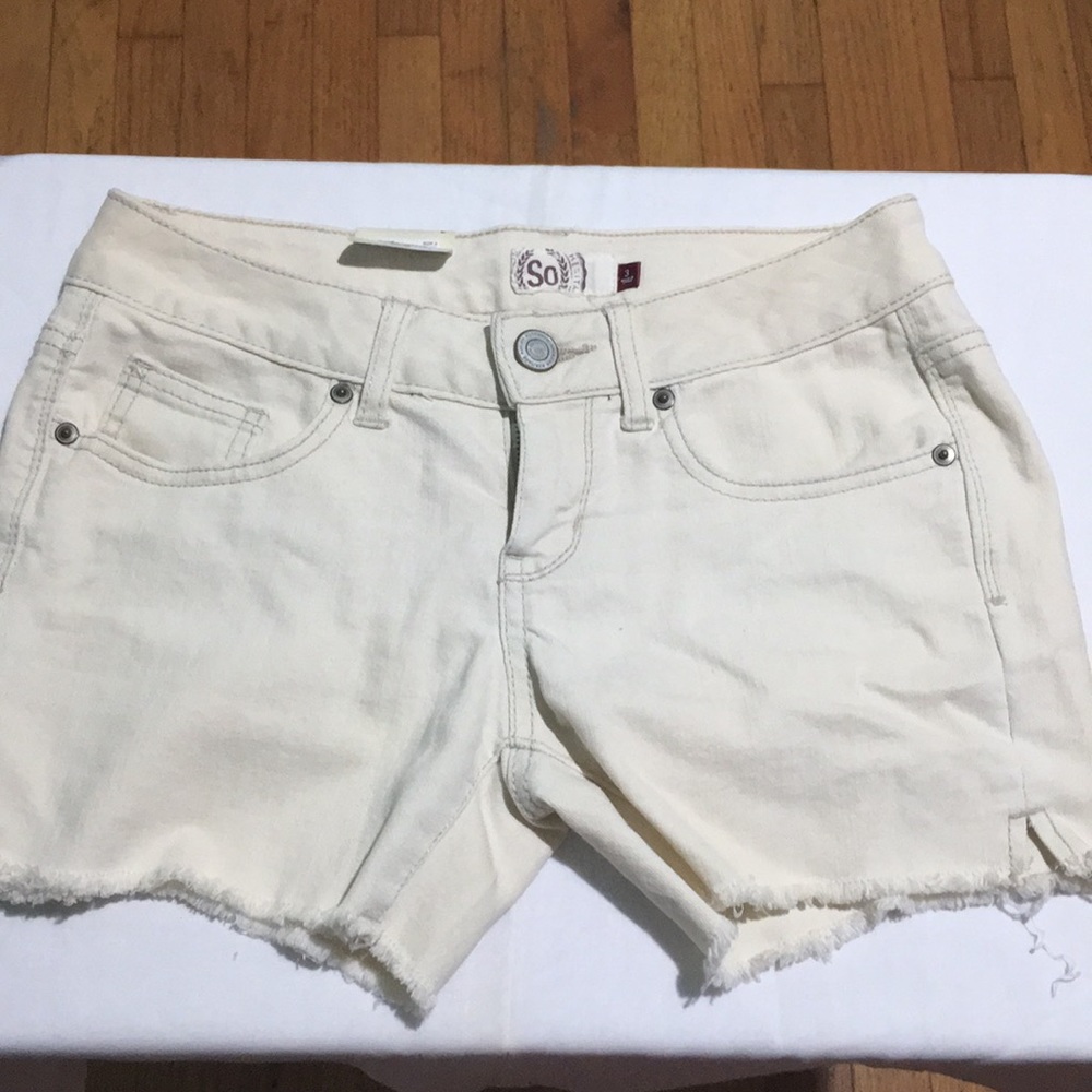 SO brand cream color junior shorts